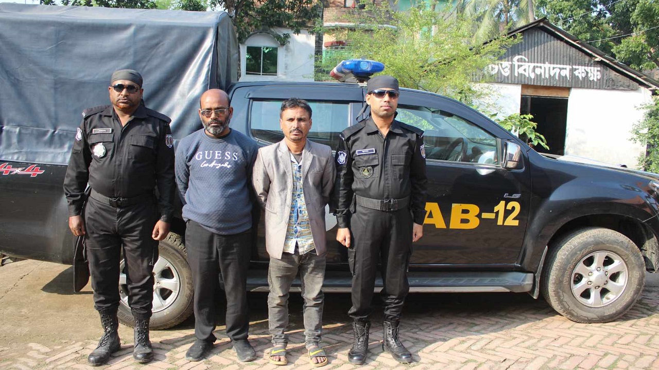 গাংনীতে র‌্যাবের হাতে আটক মাদক ব্যবসায়ী সোলেমান হায়দার ও জাহাঙ্গীর আলম। ছবি : কালবেলা