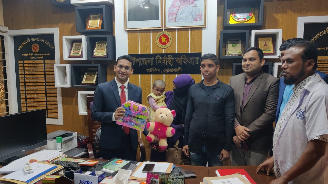শিশু প্রথমার হাতে পুরস্কার তুুলে দিচ্ছেন চাটখিল উপজেলার সদ্য বিদায়ী ইউএনও মুহাম্মদ ইমরানুল হক ভূঁইয়া। ছবি : কালবেলা