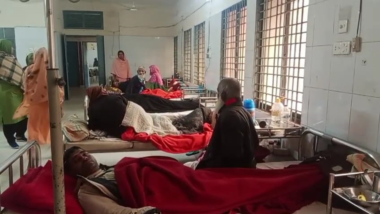 লালমনিরহাটে শীতের তীব্রতায় হাসপাতালে ঠান্ডাজনিত রোগীর সংখ্যা বাড়ছে। ছবি : কালবেলা