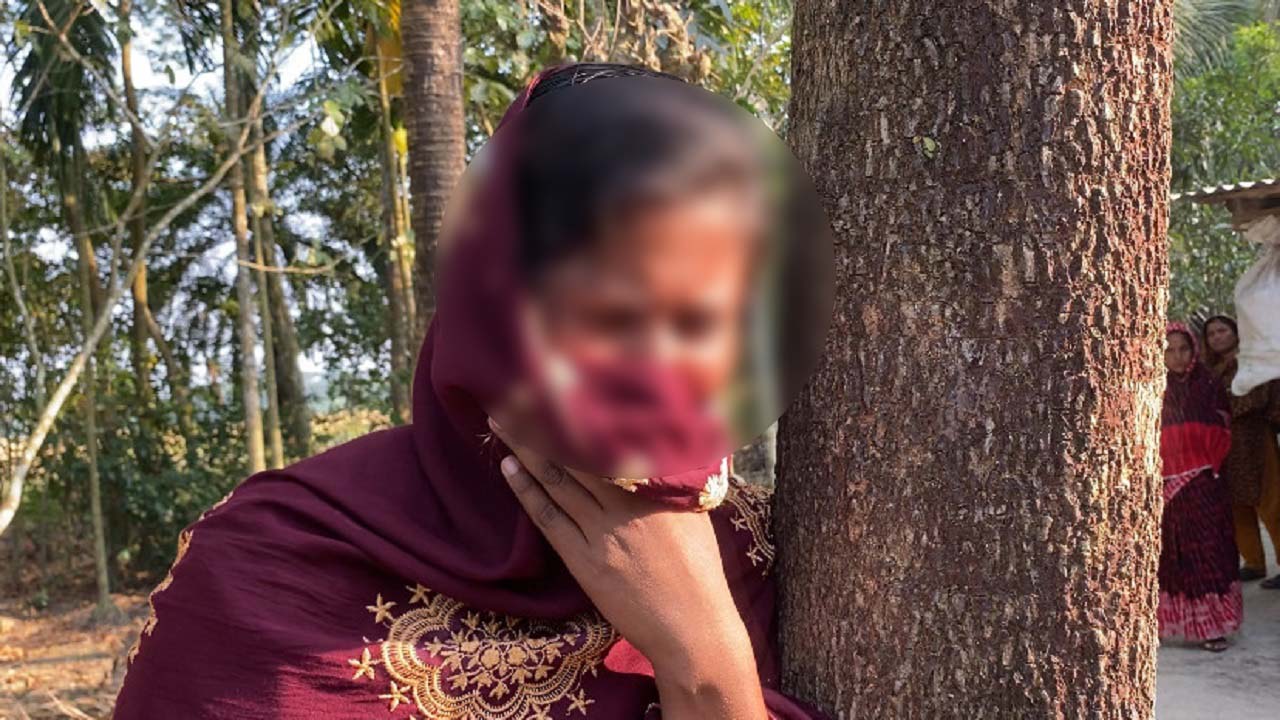 বিয়ের দাবিতে প্রেমিকের বাড়িতে অনশন করছেন এক তরুণী। ছবি : কালবেলা