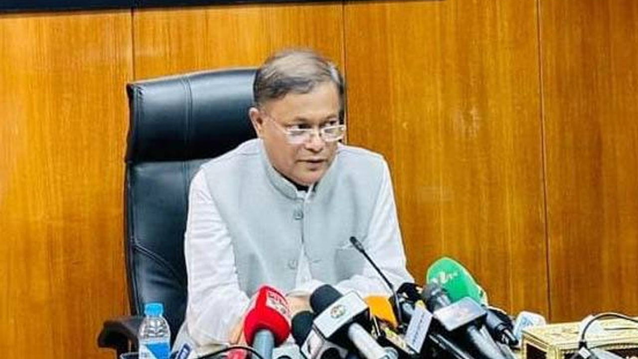 সচিবালয়ে মন্ত্রণালয়ের সভাকক্ষে তথ্য ও সম্প্রচারমন্ত্রী ও আওয়ামী লীগের যুগ্ম সাধারণ সম্পাদক ড. হাছান মাহমুদ। ছবি : সংগৃহীত