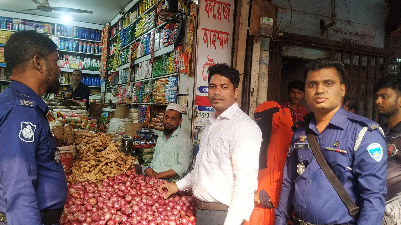 চাঁদপুরে অতিরিক্ত দামে পেঁয়াজ বিক্রি রোধে ভোক্তা অধিদপ্তরের জরিমানা। ছবি : কালবেলা