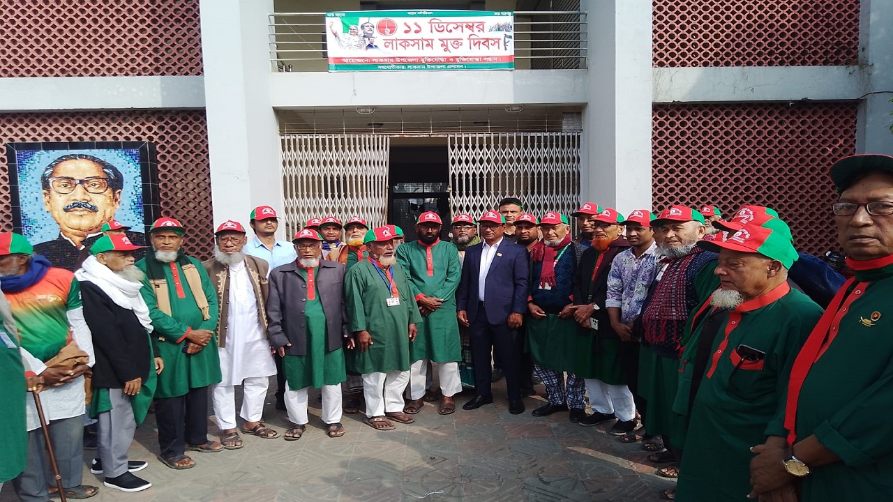১১ ডিসেম্বর লাকসাম মুক্ত দিবস উপলক্ষে প্রত্যুষে মুক্তিযোদ্ধা সংসদ ও মুক্তিযোদ্ধা সংসদ সন্তান বঙ্গবন্ধু শেখ মুজিবুর রহমানের প্রতিকৃতিতে ফুল দিয়ে শ্রদ্ধা নিবেদন করেন। ছবি : কালবেলা