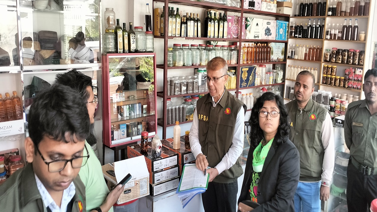 ভ্রাম্যমাণ আদালত পরিচালনা জরিমানা আদায় করা হয়। ছবি : কালবেলা