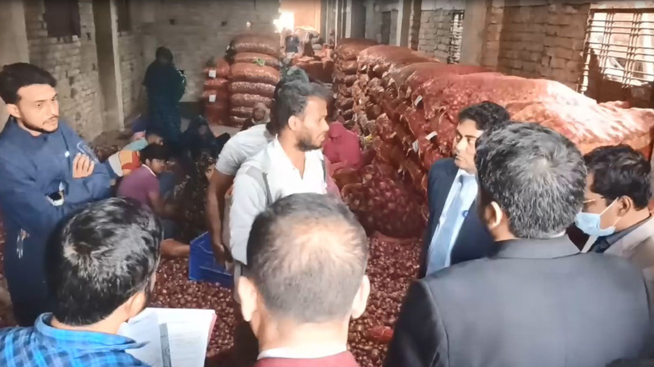 সাতক্ষীরায় পেঁয়াজ মজুতের দায়ে ৪ ব্যবসায়ী প্রতিষ্ঠানকে জরিমানা। ছবি : কালবেলা
