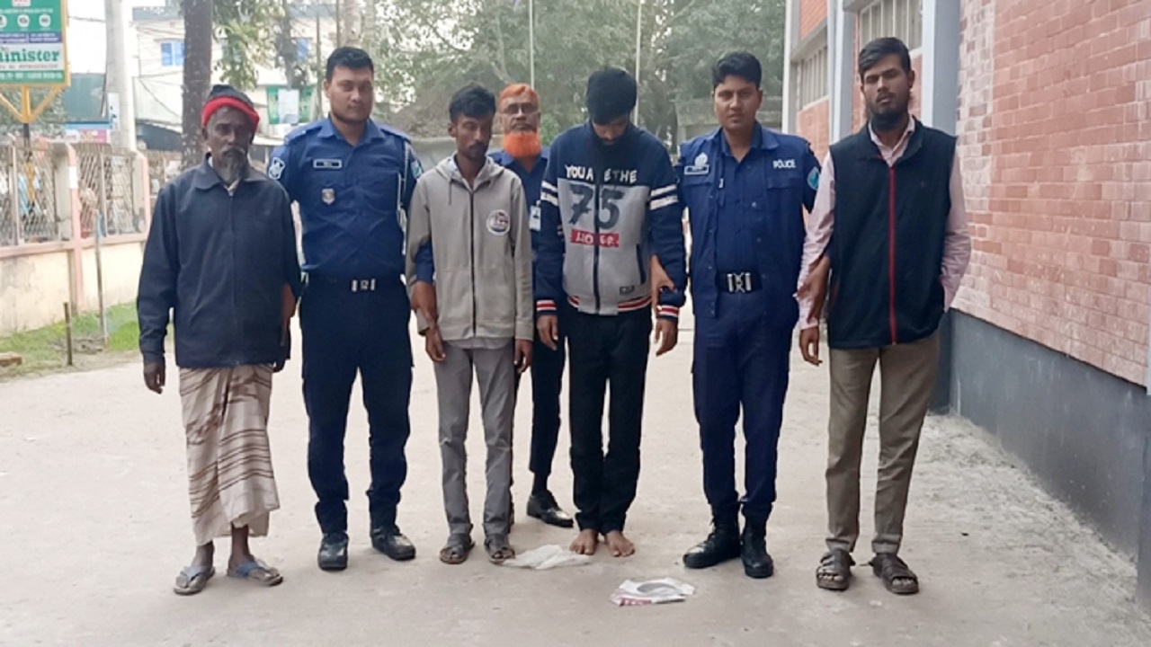 গ্রেপ্তার বাড়ির মালিক ও চার শ্রমিক। ছবি : কালবেলা