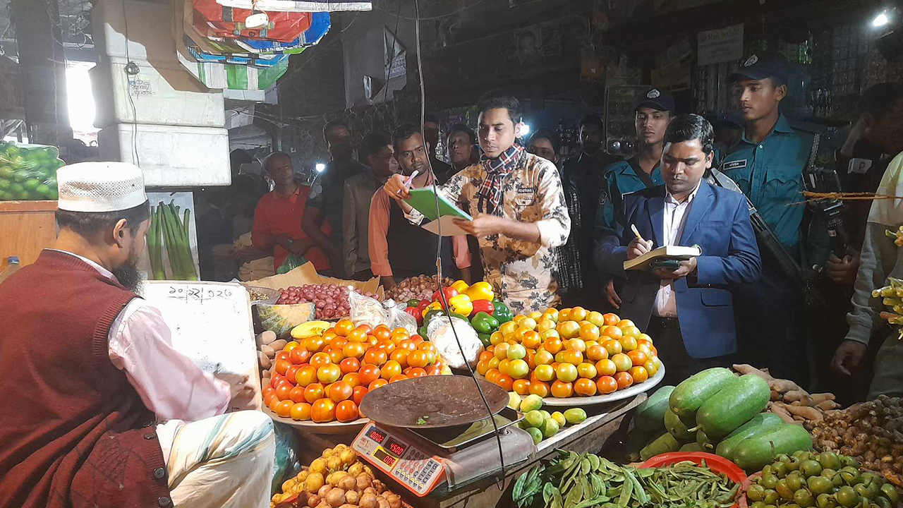 রাজশাহীতে জাতীয় ভোক্তা অধিকার সংরক্ষণ পরিষদের অভিযান। ছবি : কালবেলা