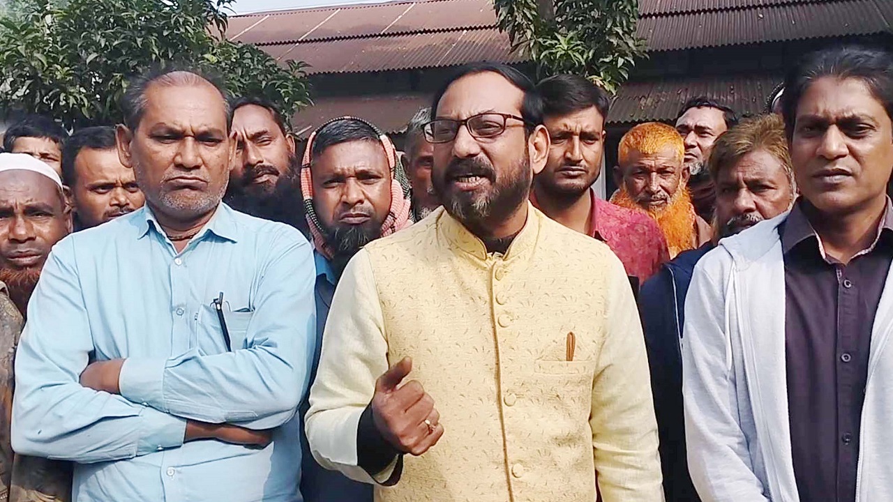 বৈঠক শেষে কামরুজ্জামান কামরুল সাংবাদিকদের সঙ্গে কথা বলেন। ছবি : কালবেলা