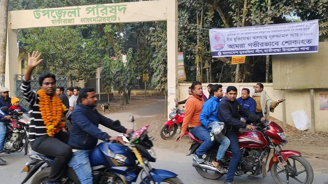 লালমনিরহাটের হাতীবান্ধায় কারাগার থেকে বেরিয়ে ছাত্রদল নেতার শো-ডাউন। ছবি : কালবেলা