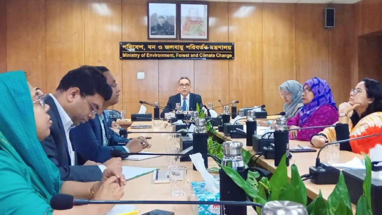 বিজয় দিবস উদযাপন উপলক্ষে পরিবেশ, বন ও জলবায়ু পরিবর্তন মন্ত্রণালয়ের সভাকক্ষে এক বৈঠক অনুষ্ঠিত হয়। ছবি : সংগৃহীত