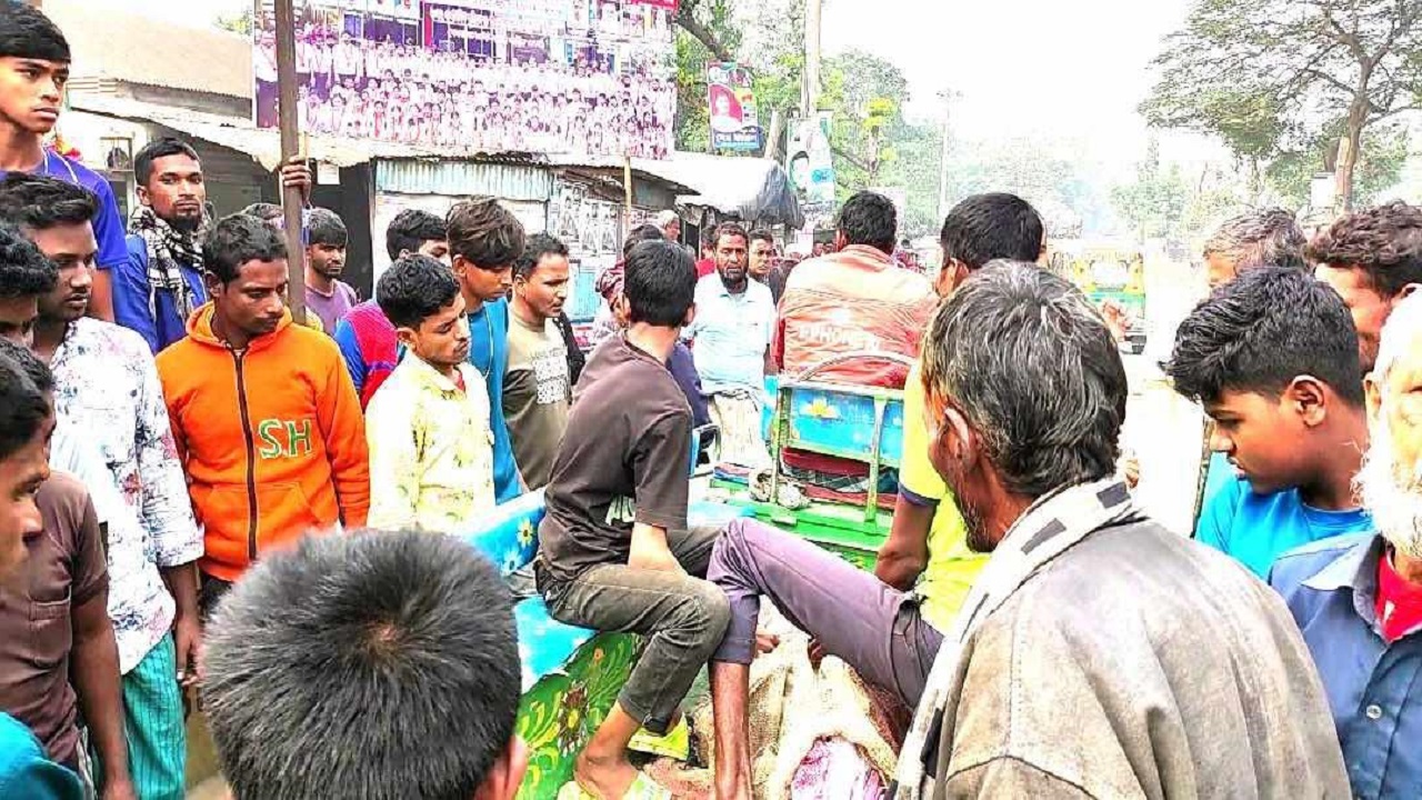 সোমবার বিকেলে বগুড়া-নগরবাড়ি মহাসড়কের শাহজাদপুর উপজেলার সরিষাকোল বাসস্ট্যান্ডে বাসের ধাক্কায় দুর্ঘটনাটি ঘটে। ছবি : কালবেলা