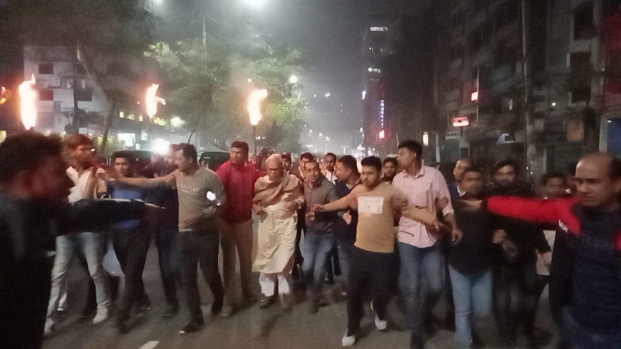 রিজভীর নেতৃত্বে কাকরাইল-নয়াপল্টনে মশাল মিছিল করেছে বিএনপির নেতাকর্মীরা। ছবি : কালবেলা
