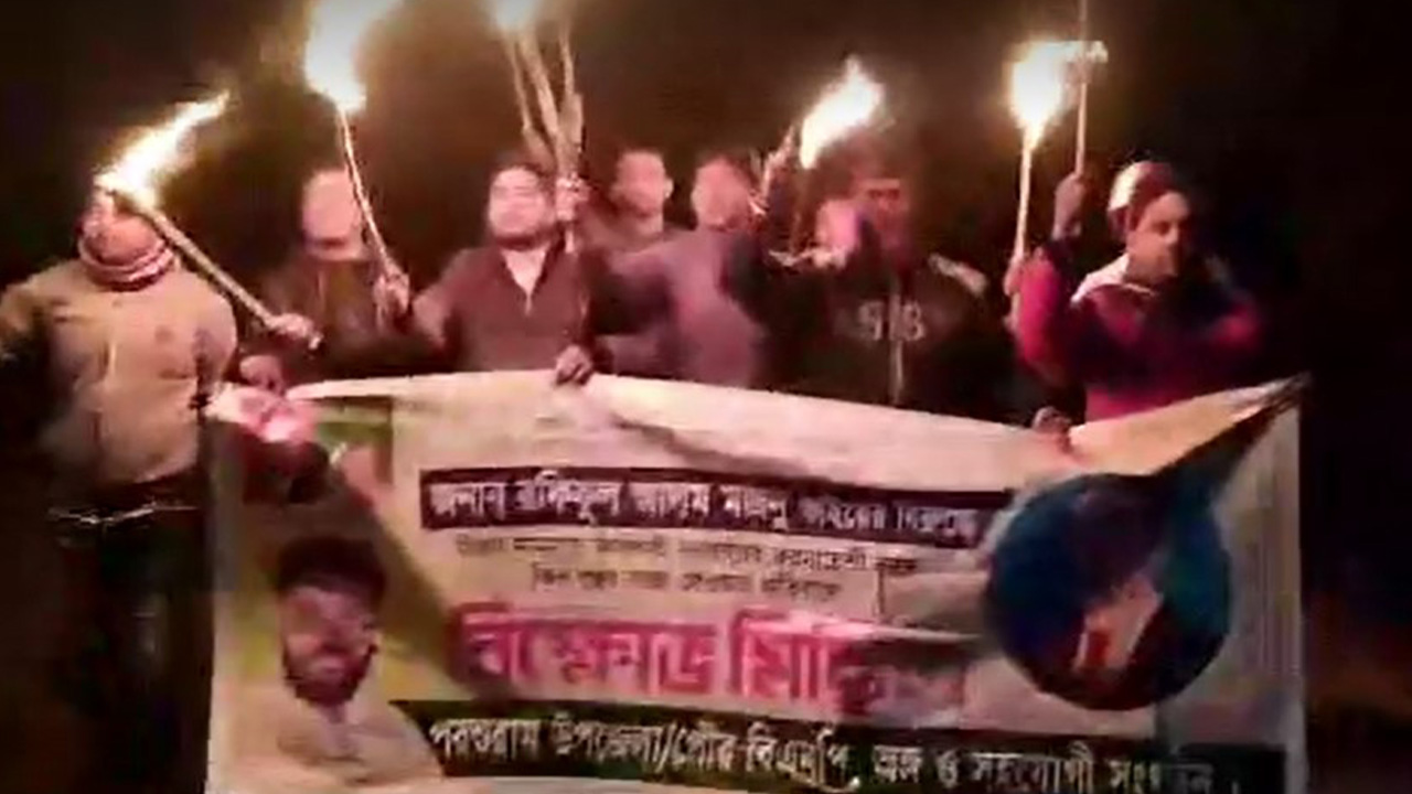 ফেনির পরশুরামে বিএনপি ও অঙ্গ সংগঠনের মশাল মিছিল। ছবি : কালবেলা