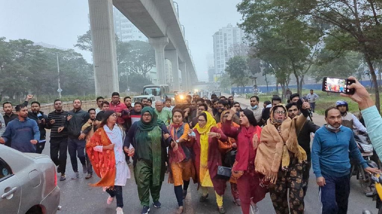 মঙ্গলবার সকাল ৭টায় শুরু হওয়া মিছিলটির নেতৃত্ব দেন বিএনপির সিনিয়র যুগ্ম মহাসচিব রুহুল কবির রিজভী। ছবি: কালবেলা