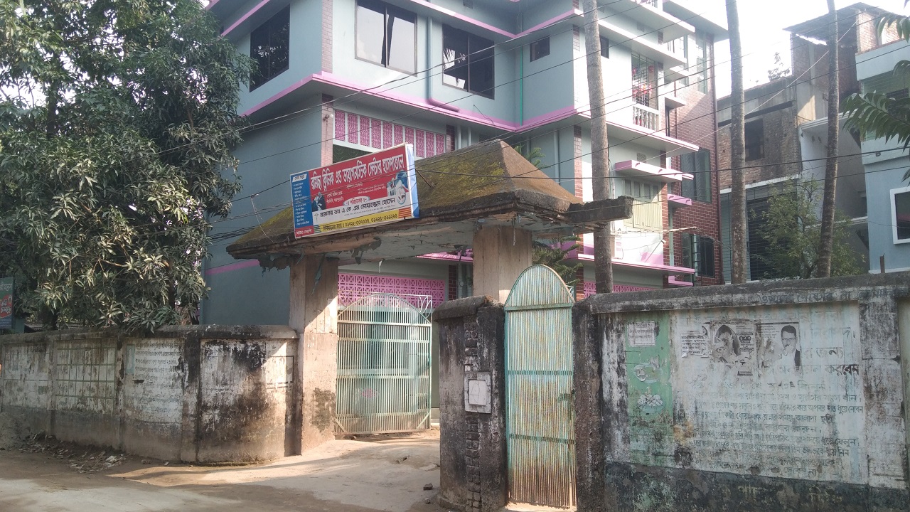প্রফেসর ডা. এ কে এম মোয়াজ্জেম হোসেনের বাড়ির গেটের সামনের চিত্র। ছবি : কালবেলা