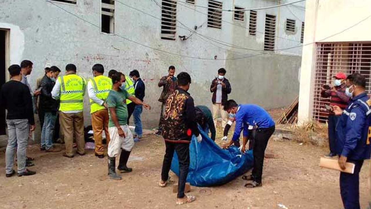 থিম ওমর প্লাজা ও রাজনৈতিক কার্যালয় সংলগ্ন ম্যানহোল থেকে মরদেহ উদ্ধার করা হয়। ছবি : কালবেলা