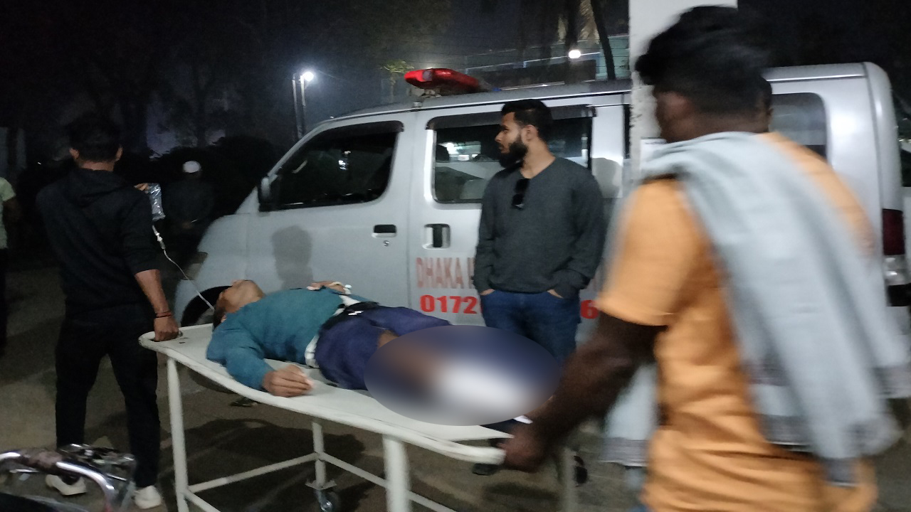 মোটরসাইকেল সংঘর্ষের পর আহতদের ঘিওর উপজেলা স্বাস্থ্য কমপ্লেক্সে নেওয়া হয়। ছবি : কালবেলা