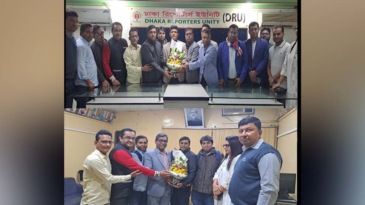 ডিআরইউর নবনির্বাচিত কমিটিকে ফুলেল শুভেচ্ছা জানালেন এনজেএফ নেতারা। ছবি : কালবেলা