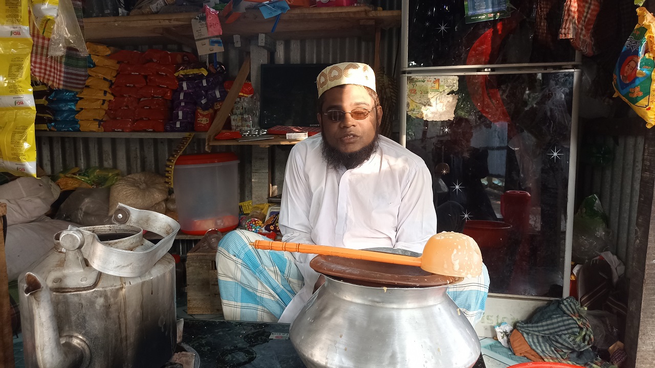নিজ দোকানে ব্যবসা পরিচালনা করছেন অন্ধ হাফেজ ইকবাল। ছবি : কালবেলা