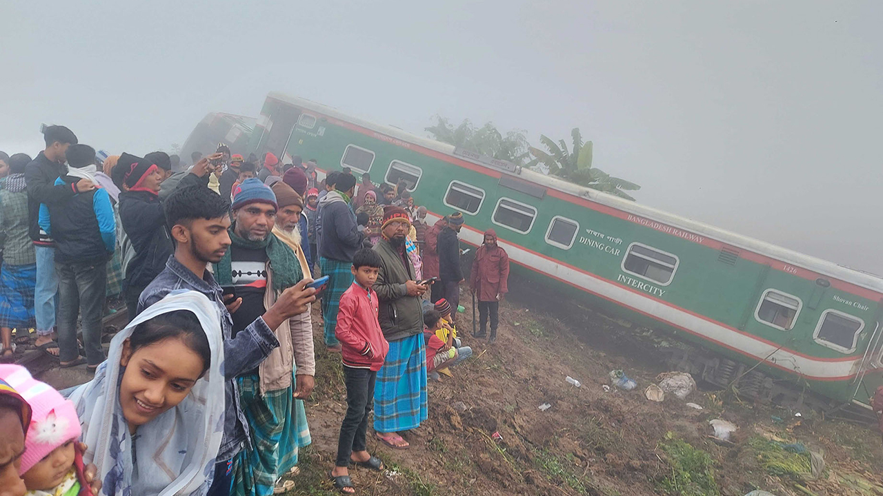 গাজীপুরে ভাওয়াল রেলস্টেশনে ‘মোহনগঞ্জ এক্সপ্রেস’ ট্রেনের ৫টি বগি লাইনচ্যুত। ছবি : সংগৃহীত