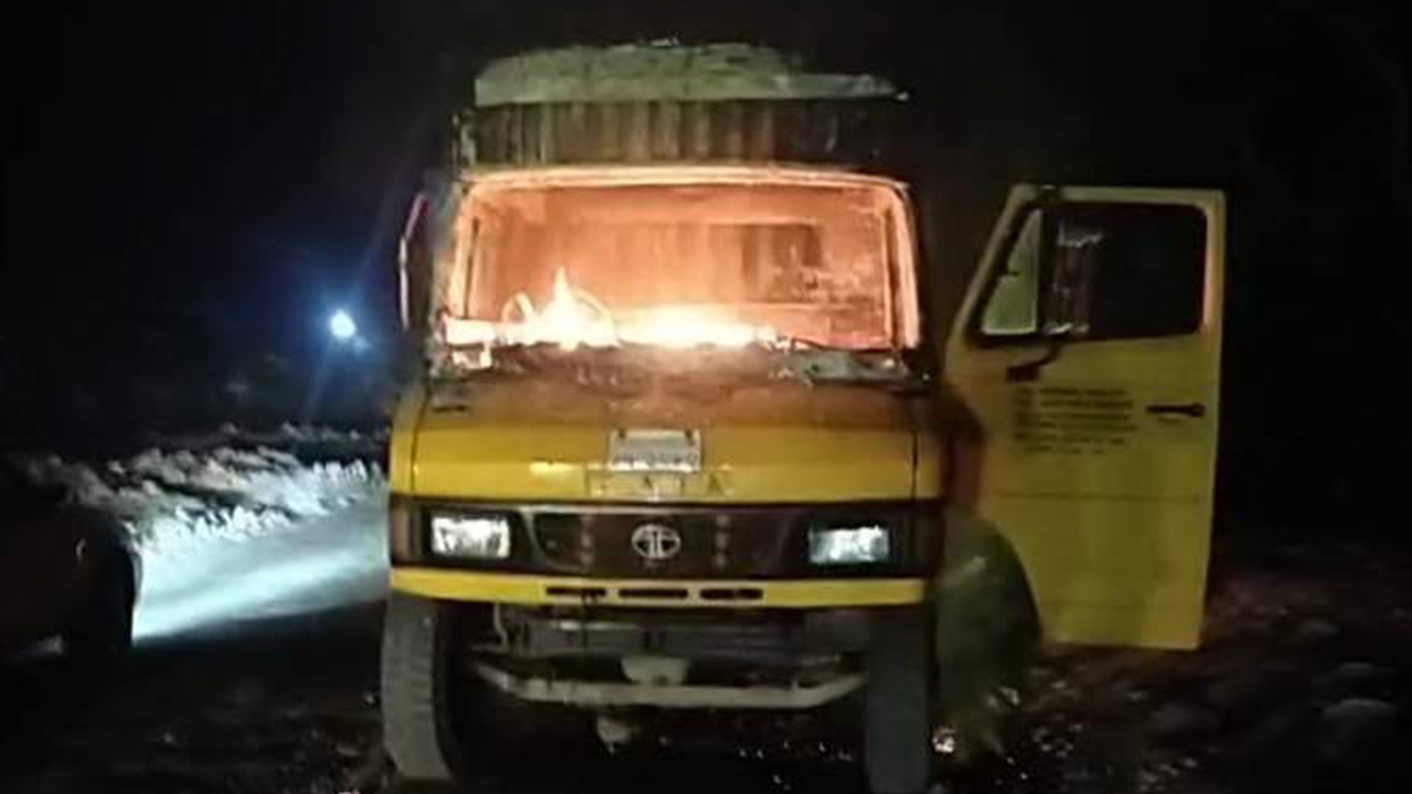 সিলেটের গোলাপগঞ্জে কাভার্ডভ্যানে আগুন দিয়েছে দুর্বৃত্তরা। ছবি : কালবেলা