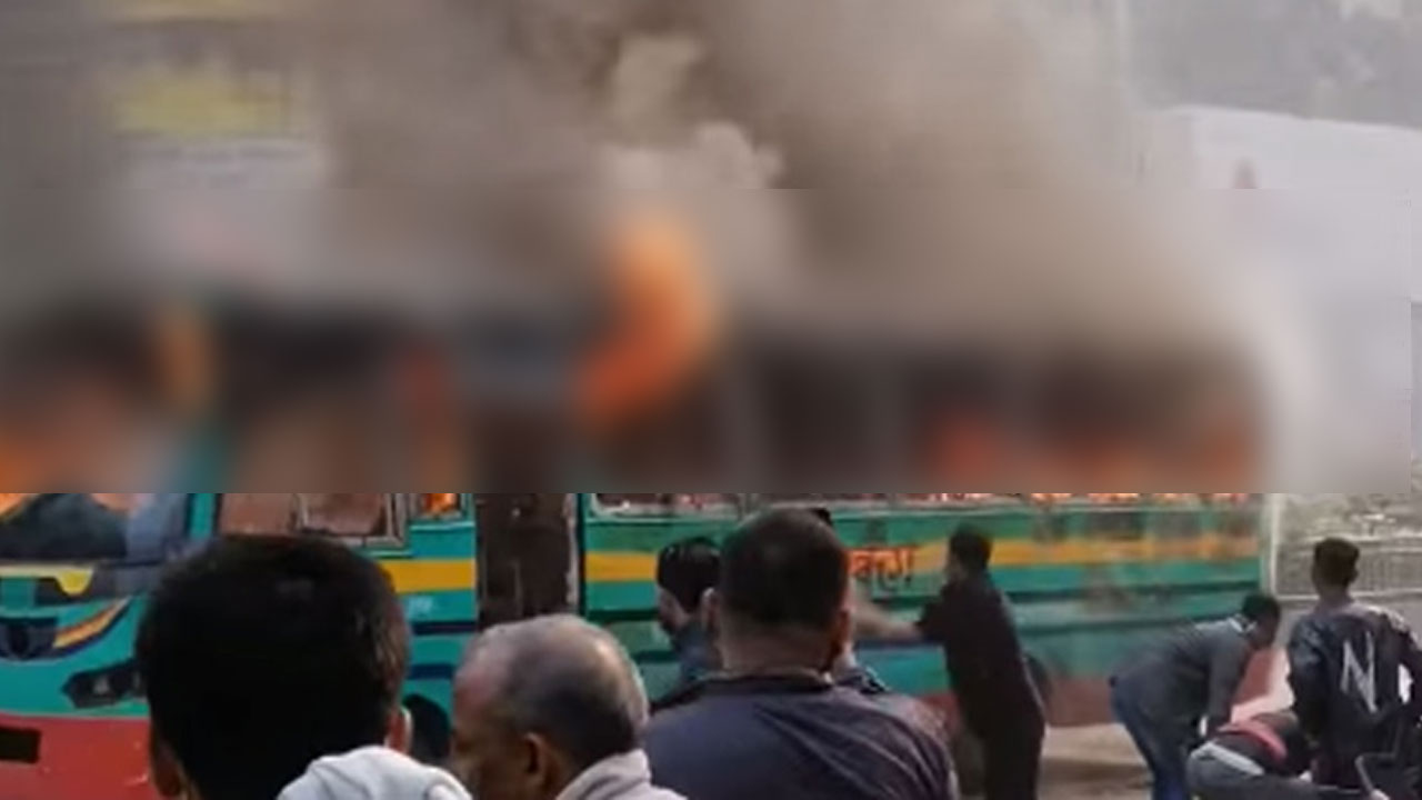 রজনীগন্ধা পরিবহনে আগুন। ছবি : সংগৃহীত