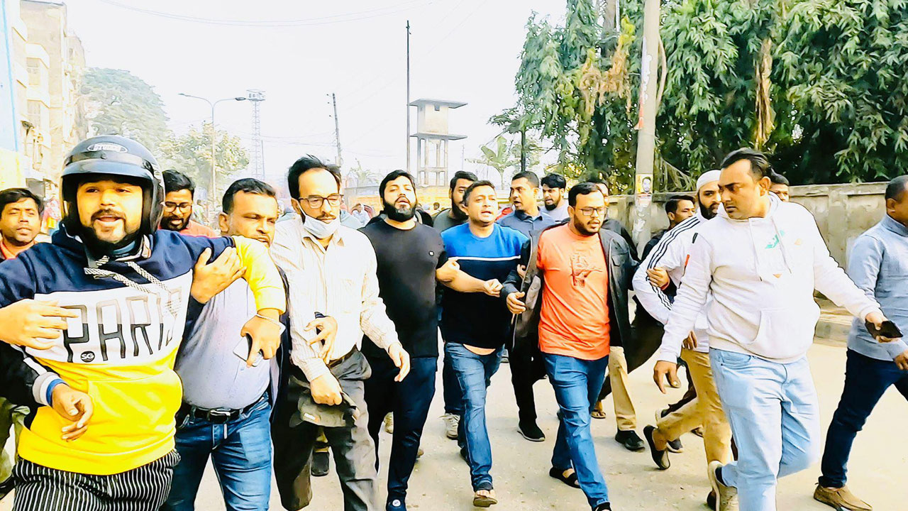 বিএনপির আন্তর্জাতিকবিষয়ক কমিটির সদস্য ইঞ্জিনিয়ার ইশরাক হোসেনের নেতৃত্বে মিছিল। ছবি : সংগৃহীত