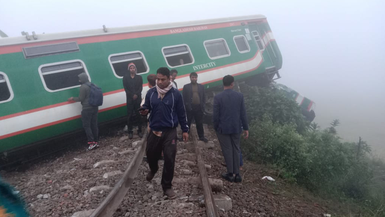 গাজীপুরে মোহনগঞ্জ এক্সপ্রেস ট্রেনের ইঞ্জিনসহ ৭টি বগি লাইনচ্যুত। ছবি : কালবেলা