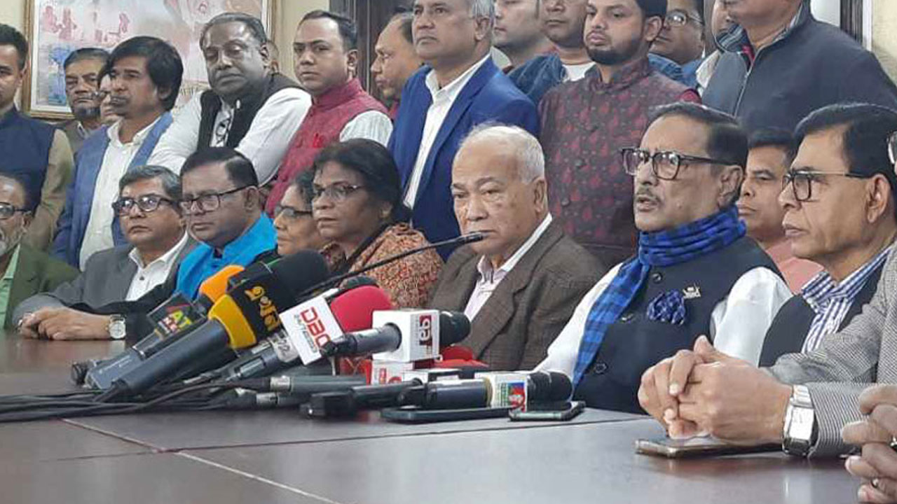 ধানমন্ডিতে আওয়ামী লীগ সভাপতির কার্যালয়ে ব্রিফিংয়ে আওয়ামী লীগের নেতারা। ছবি : সংগৃহীত