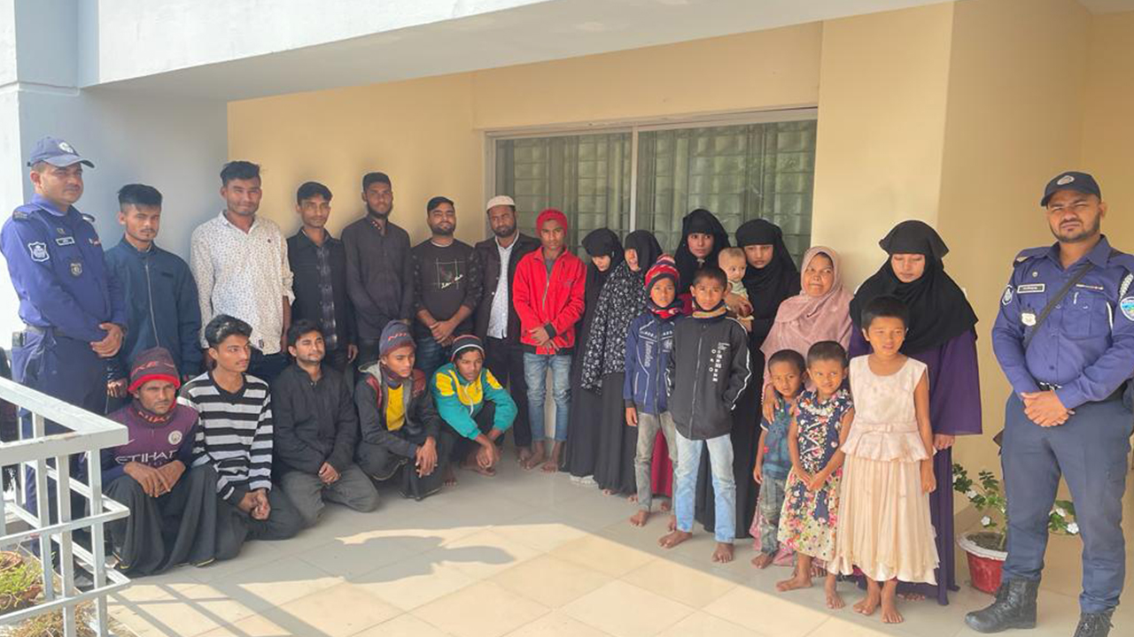 মালয়েশিয়া পাচারকালে টেকনাফের বাহারছড়া উপকূলীয় এলাকা থেকে নারী ও শিশুসহ ২৪ জন রোহিঙ্গাকে উদ্ধার। ছবি : কালবেলা