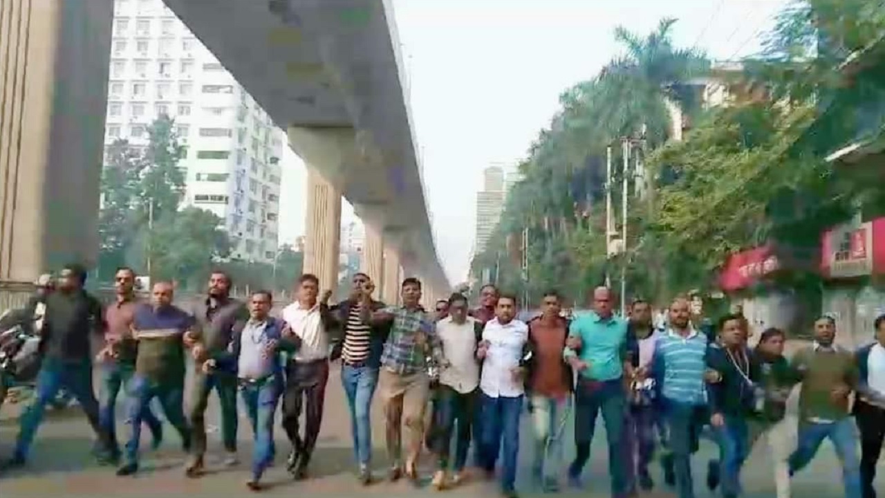 রাজধানীর বাংলামোটর-শাহবাগ সড়কে মিছিল করেছেন যুবদলের নেতাকর্মীরা। ছবি : কালবেলা