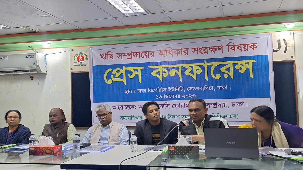 বুধবার ঢাকা রিপোর্টার্স ইউনিটির (ডিআরইউ) সাগর-রুনী মিলনায়তনে সংবাদ সম্মেলন করেছে ঋষি সম্প্রদায়। ছবি : কালবেলা