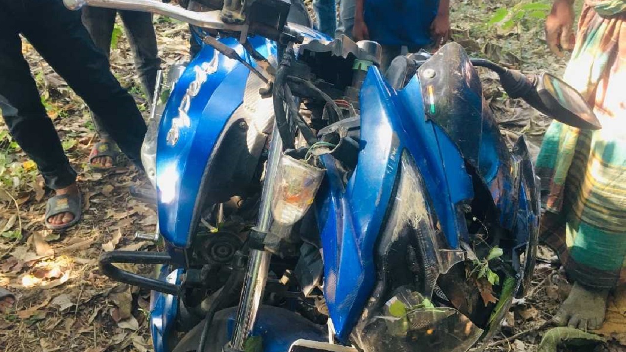 মেহেরপুরে সংঘর্ষে দুর্ঘটনাকবলিত মোটরসাইকেল। ছবি : কালবেলা