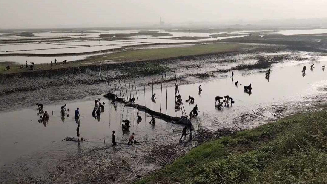 খালের পানিতে মাছ ধরছেন জেলেরা। ছবি : কালবেলা