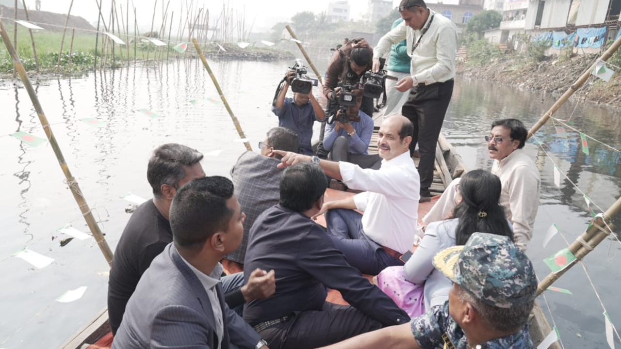 রাজধানীর বাড্ডার সূতিভোলা খাল পরিদর্শনে মেয়র মো. আতিকুল ইসলাম। ছবি : কালবেলা