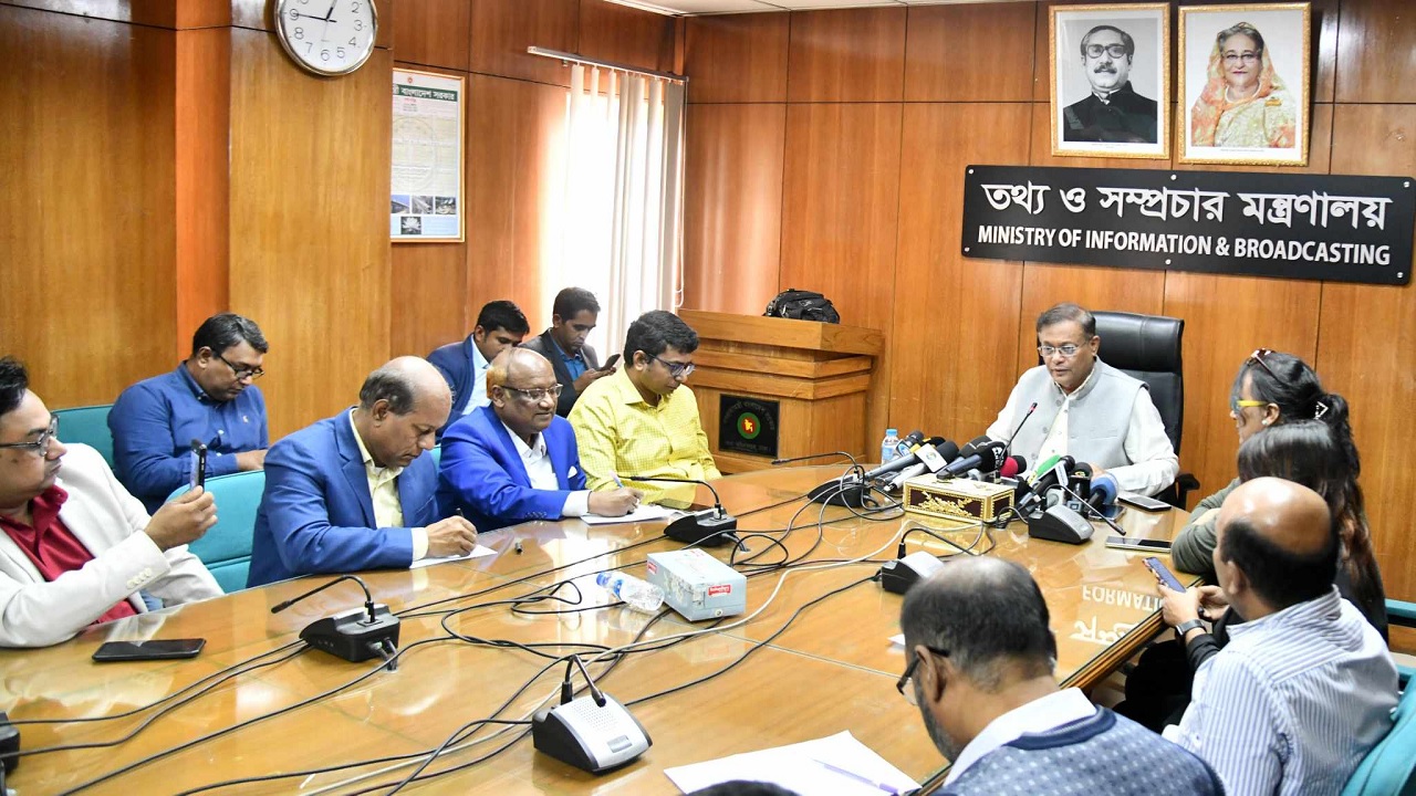 দুপুরে সচিবালয়ে মন্ত্রণালয়ের সভাকক্ষে সাংবাদিকদের সঙ্গে কথা বলেন তথ্যমন্ত্রী। ছবি : কালবেলা