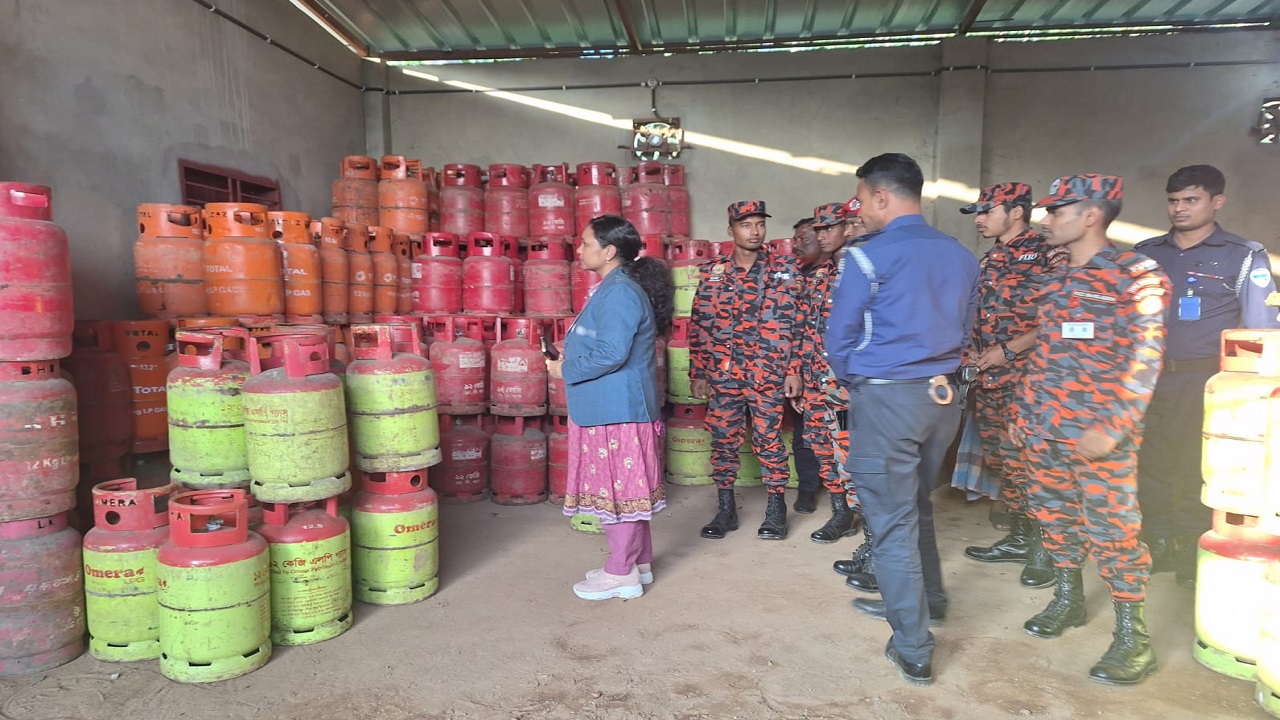 পটিয়ায় অবৈধ সিলিন্ডার ফিলিং কারখানা। ছবি : কালবেলা