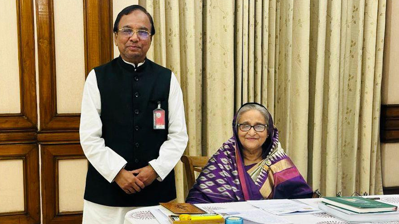 প্রধানমন্ত্রী শেখ হাসিনার সঙ্গে স্বতন্ত্র সংসদ সদস্য পদপ্রার্থী এম এ মোতালেব। ছবি : সংগৃহীত