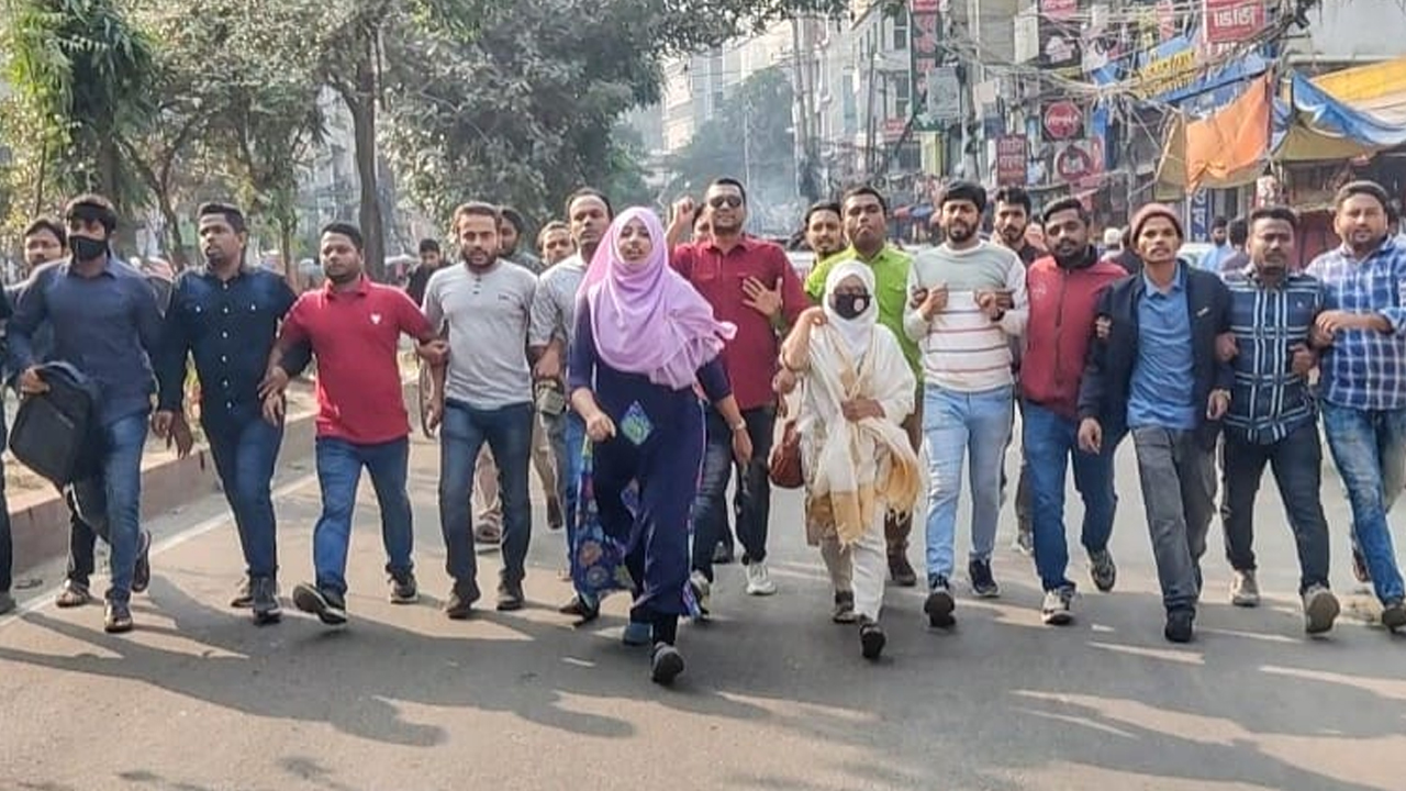 রাজধানীর পান্থপথে ছাত্রদলের বিক্ষোভ মিছিল। ছবি : কালবেলা