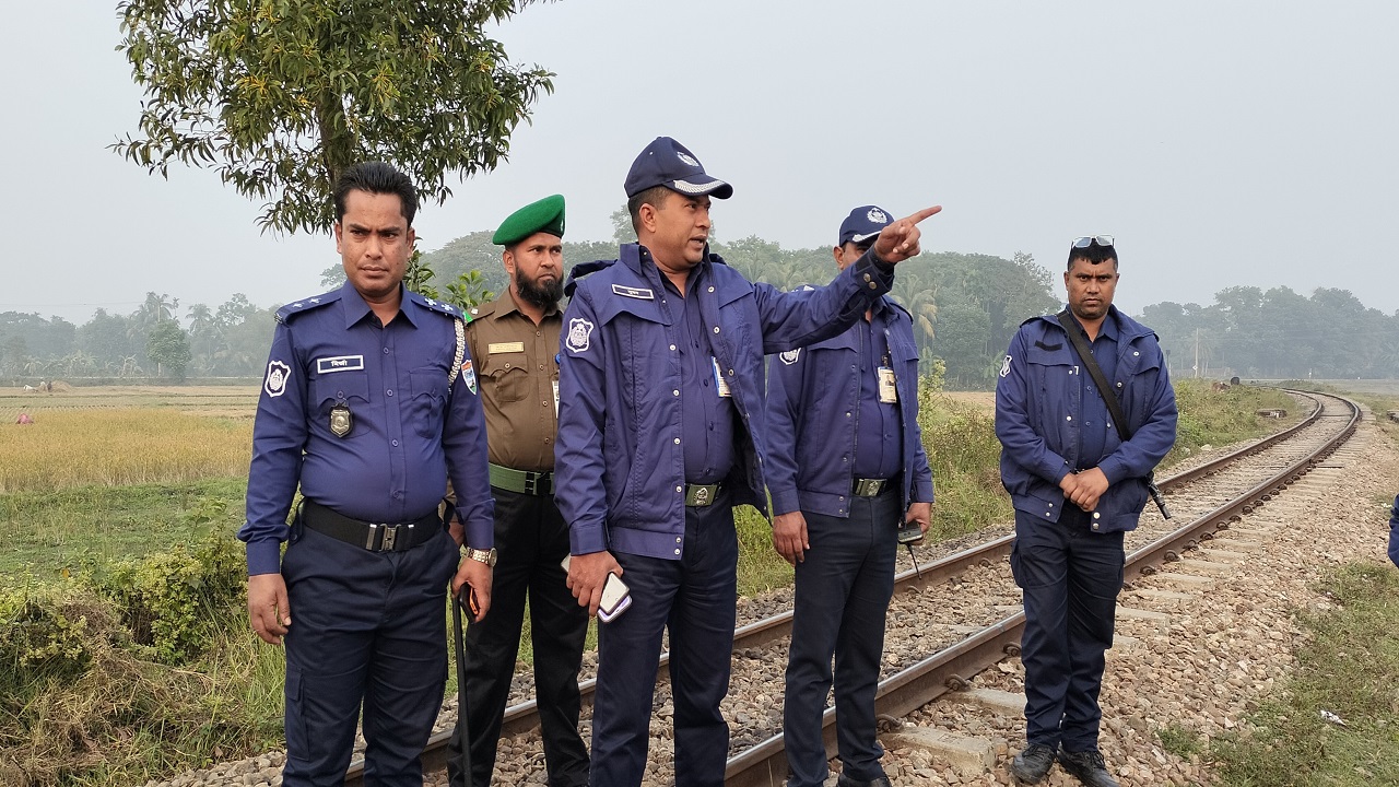 রেলপথের সেতু, গুরুত্বপূর্ণ স্থাপনা ও ঝুঁকিপূর্ণ এলাকায় প্রচারাভিযান চালায় পুলিশ। ছবি : কালবেলা