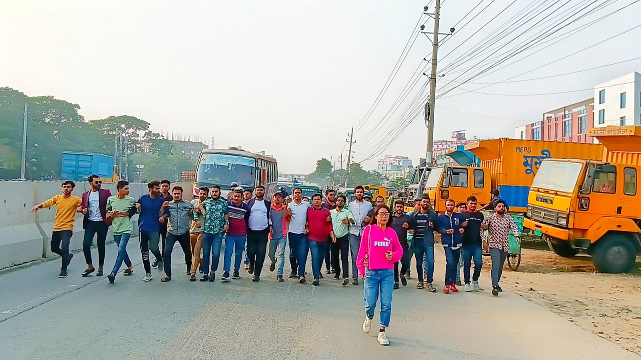 ঢাকা-চট্টগাম মহাসড়কে বিক্ষোভ মিছিল করেছে ছাত্রদলের নেতাকর্মীরা। ছবি : কালবেলা