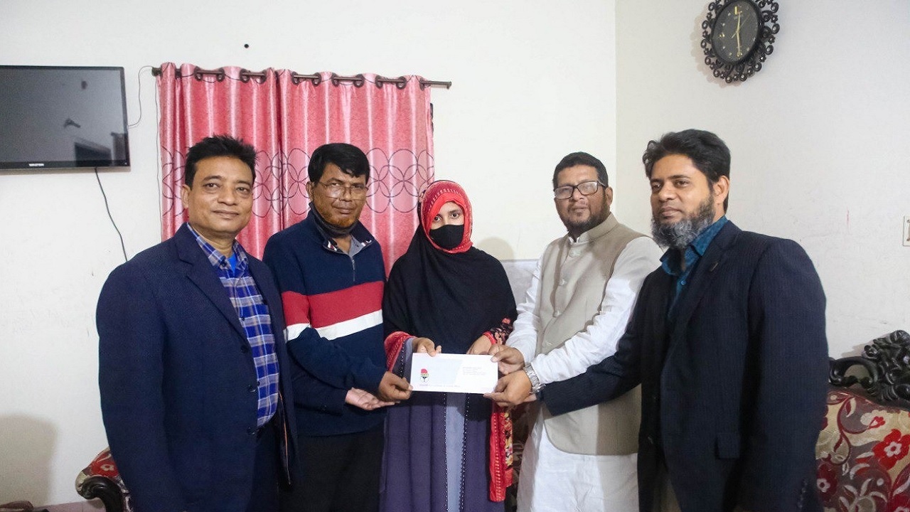 কারাবন্দি দুই জন শিক্ষক সহকর্মীর পরিবারকে সহায়তা দিয়েছে ইউট্যাব। ছবি : কালবেলা