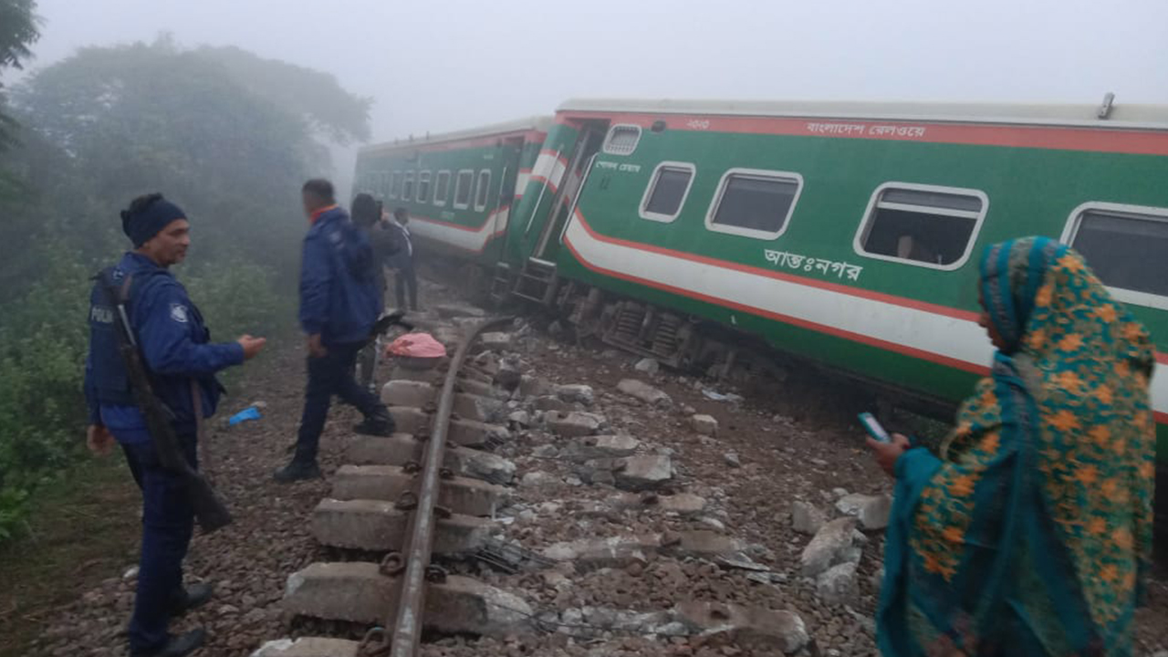 গাজীপুরের বনখড়িয়া এলাকায় মোহনগঞ্জ এক্সপ্রেস ট্রেনের ইঞ্জিনসহ ৭টি বগি লাইনচ্যুত। ছবি : কালবেলা