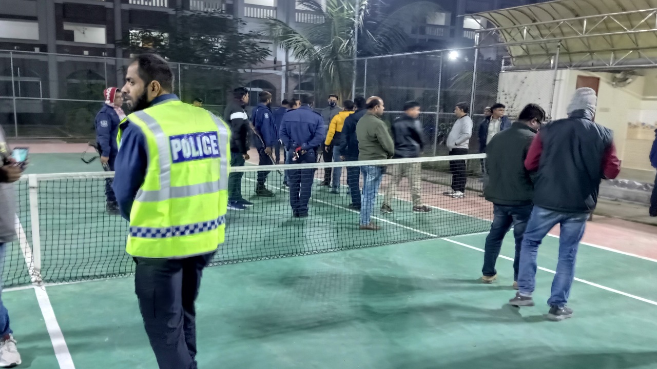আইনশৃঙ্খলা বাহিনীর ঊর্ধ্বতন কর্মকর্তারা ঘটনাস্থল পরিদর্শন করেছেন। ছবি : কালবেলা