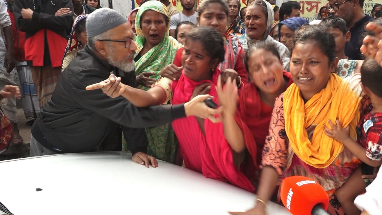 মেয়র তাপসের সঙ্গে কথা বলার জন্য তার গাড়িবহর আটকে বিক্ষোভ করেছেন ধলপুর সিটি পল্লির বাসিন্দারা। ছবি : কালবেলা