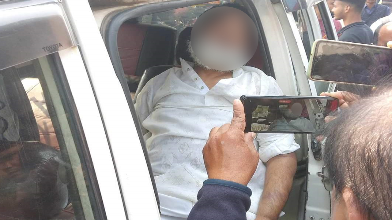 হাসপাতালে নেওয়া হচ্ছে আহত শিক্ষককে। ছবি : কালবেলা