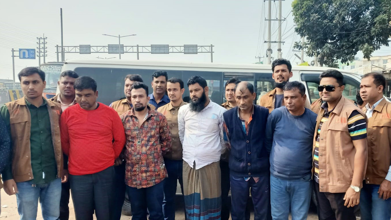 গ্রেপ্তারকৃত পাঁচ ব্যক্তি। ছবি : সংগৃহীত