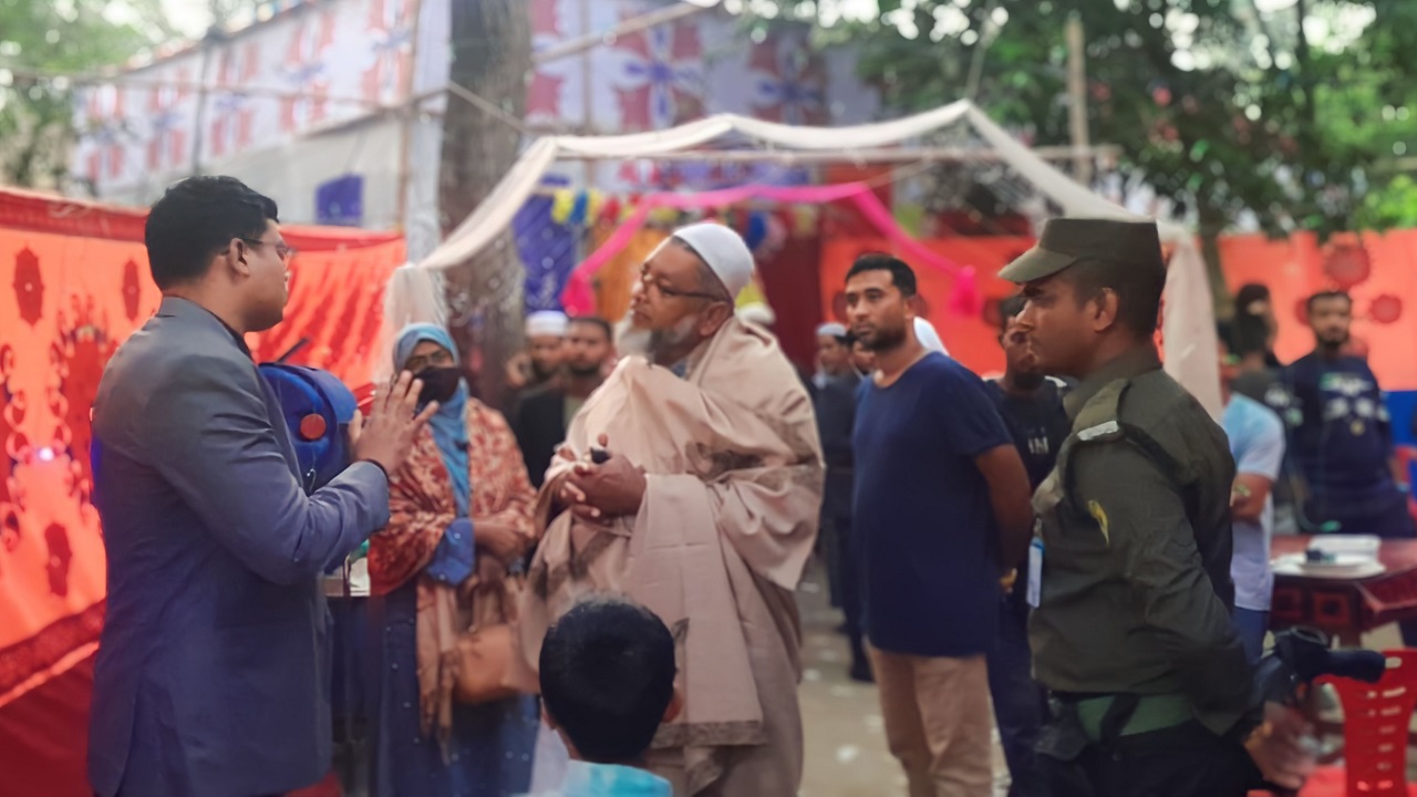 বাল্যবিয়ে সংঘটিত হওয়ায় ভ্রাম্যমাণ আদালত পরিচালনা করেন নির্বাহী ম্যাজিস্ট্রেট ও ব্রাহ্মণপাড়া ইউএনও স.ম আজহারুল ইসলাম। ছবি : কালবেলা