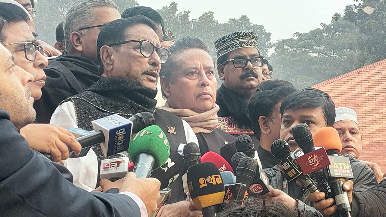 মিরপুরে শহীদ বুদ্ধিজীবী স্মৃতিসৌধে শ্রদ্ধা নিবেদনের পর কথা বলছেন ওবায়দুল কাদের। ছবি : কালবেলা