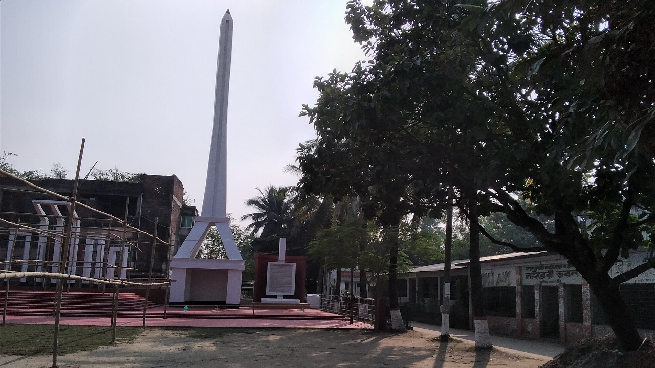 জয়পুরহাট শহরের শহীদ ডা. আবুল কাশেম ময়দানে ৭১ ফুট উচ্চতা বিশিষ্ট স্মৃতিসৌধ। ছবি : কালবেলা
